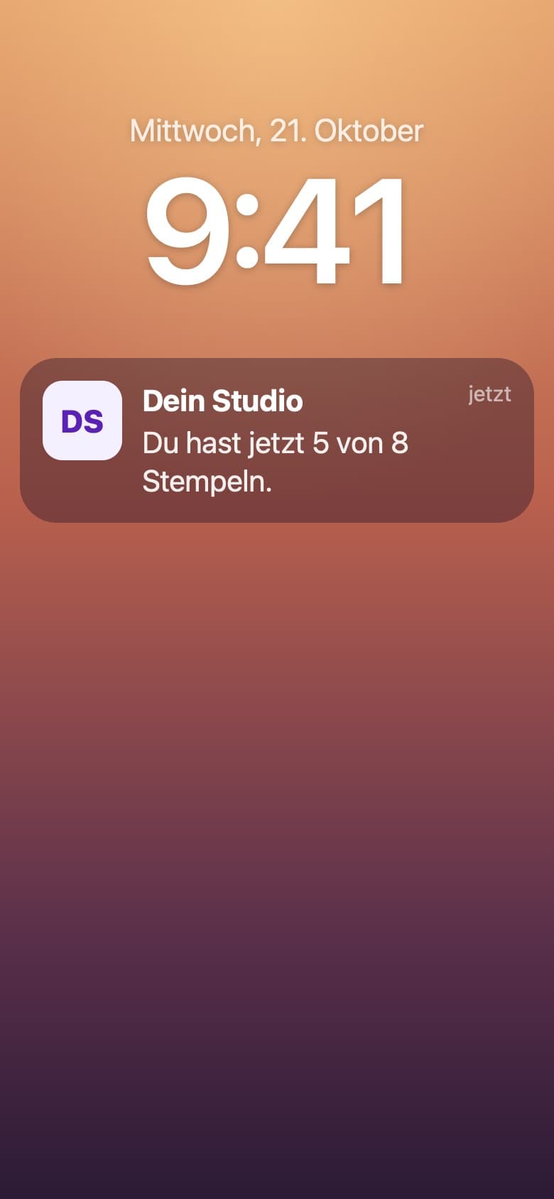 Sperrbildschirm eines iPhones mit einer Mitteilung von Dein Studio: Du hast jetzt 5 von 8 Stempeln. Ein Beispiel.