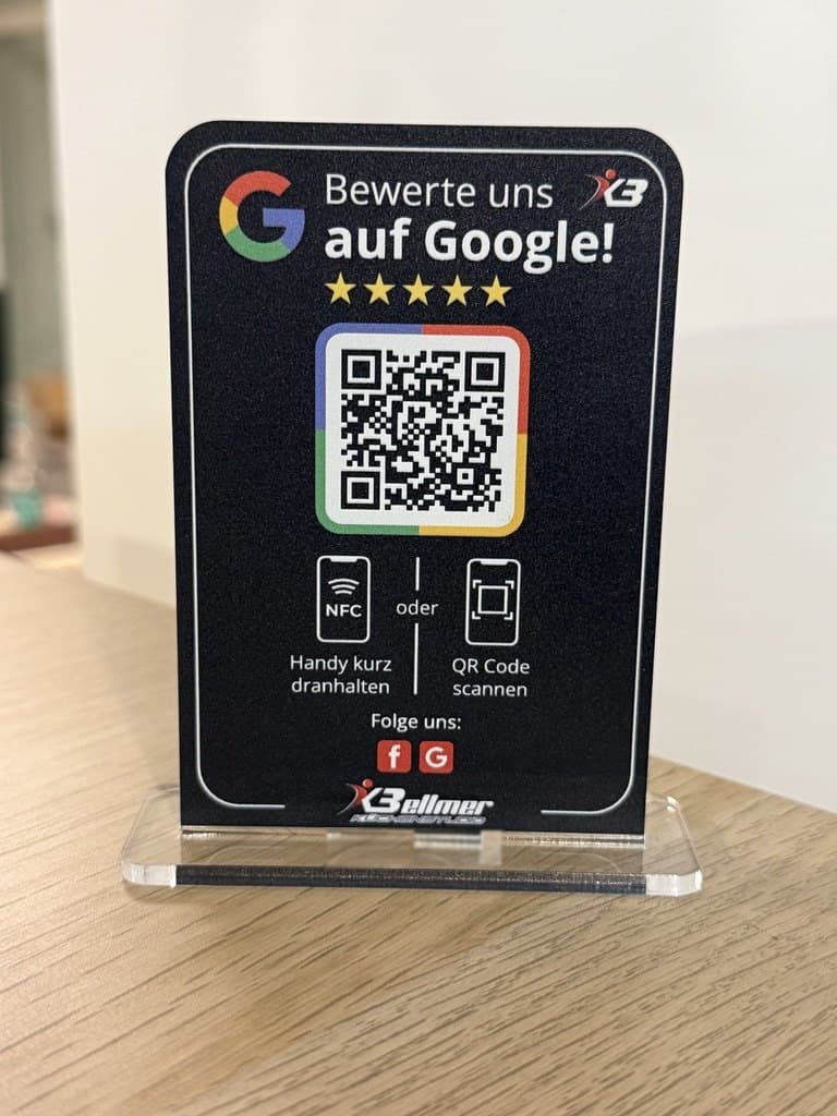 Der Mini-Aufsteller des Küchenstudios Bellmer auf dem Standfuß: „Bewerte uns auf Google!“ mit QR-Code in den Google-Farben, NFC und dem Logo