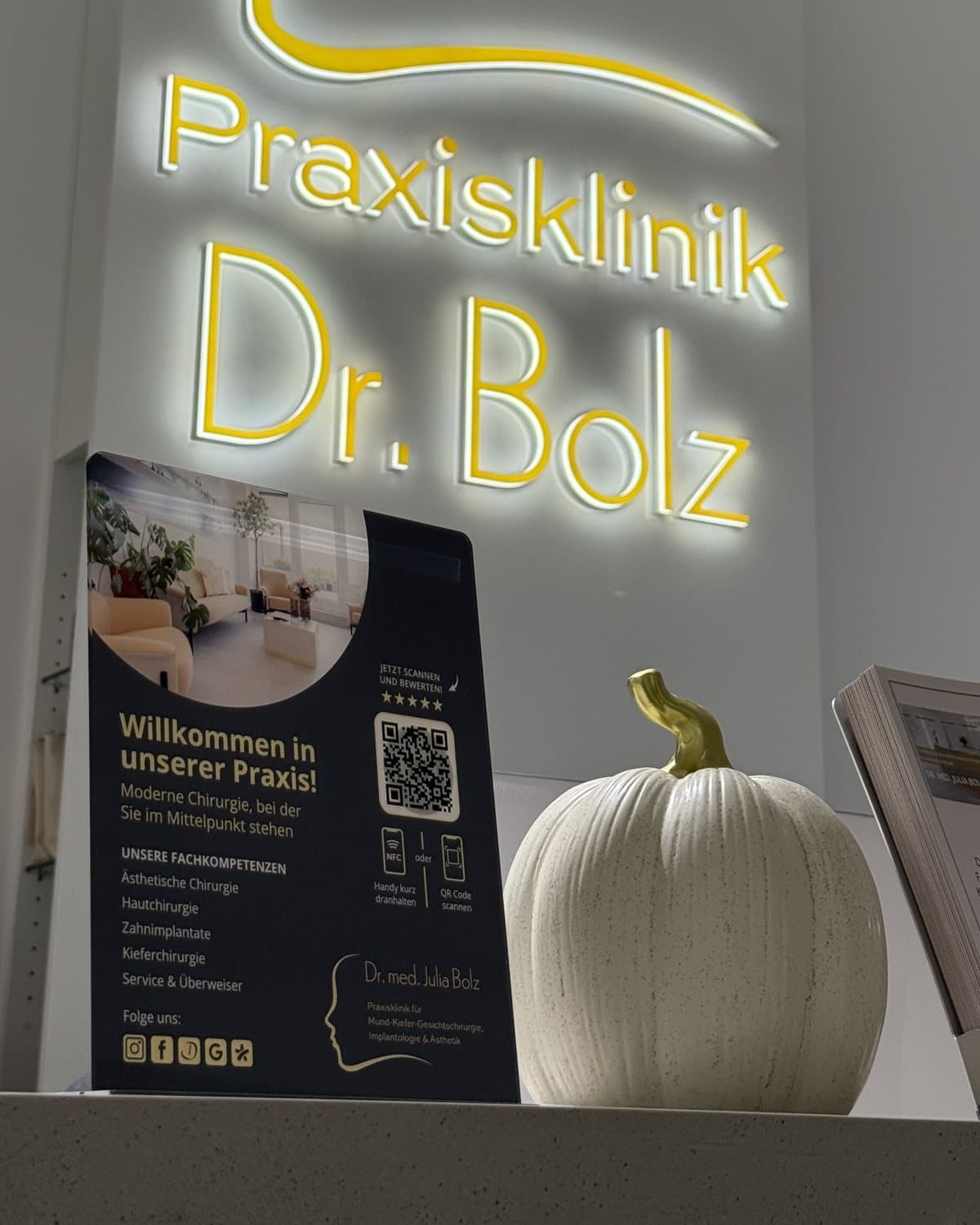 Ein Aufsteller von hallocard am Empfang der Praxisklinik Dr. Julia Bolz