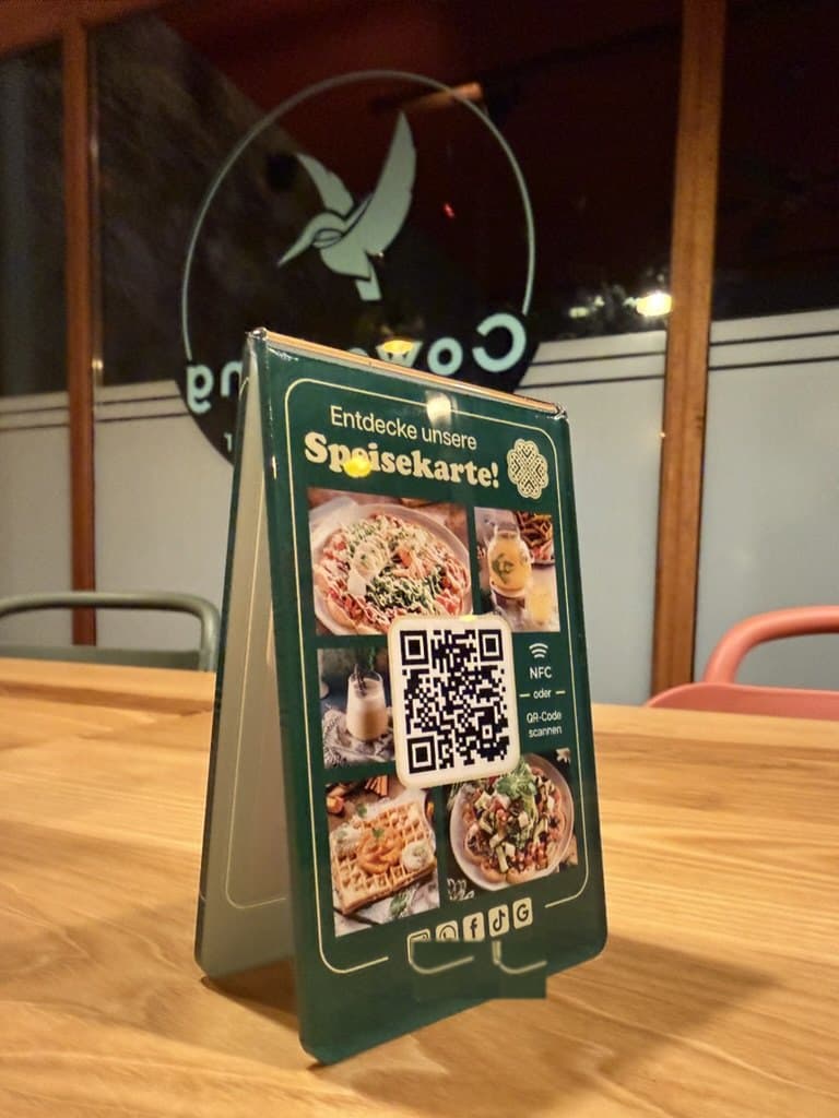 Der Flip von Picknick Waffles and More, frei stehend: vorne „Entdecke unsere Speisekarte!“ mit Fotos der Waffeln, QR-Code und NFC