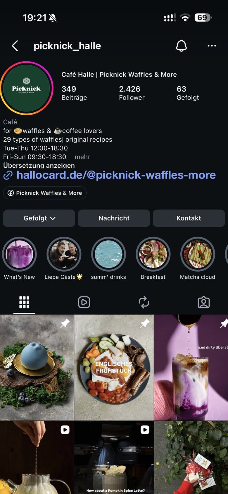 Das Instagram-Profil von Picknick Waffles and More auf dem Handy: picknick_halle, Café Halle, in der Bio groß der Link zur Mini-Website, darunter Story-Highlights und Beiträge