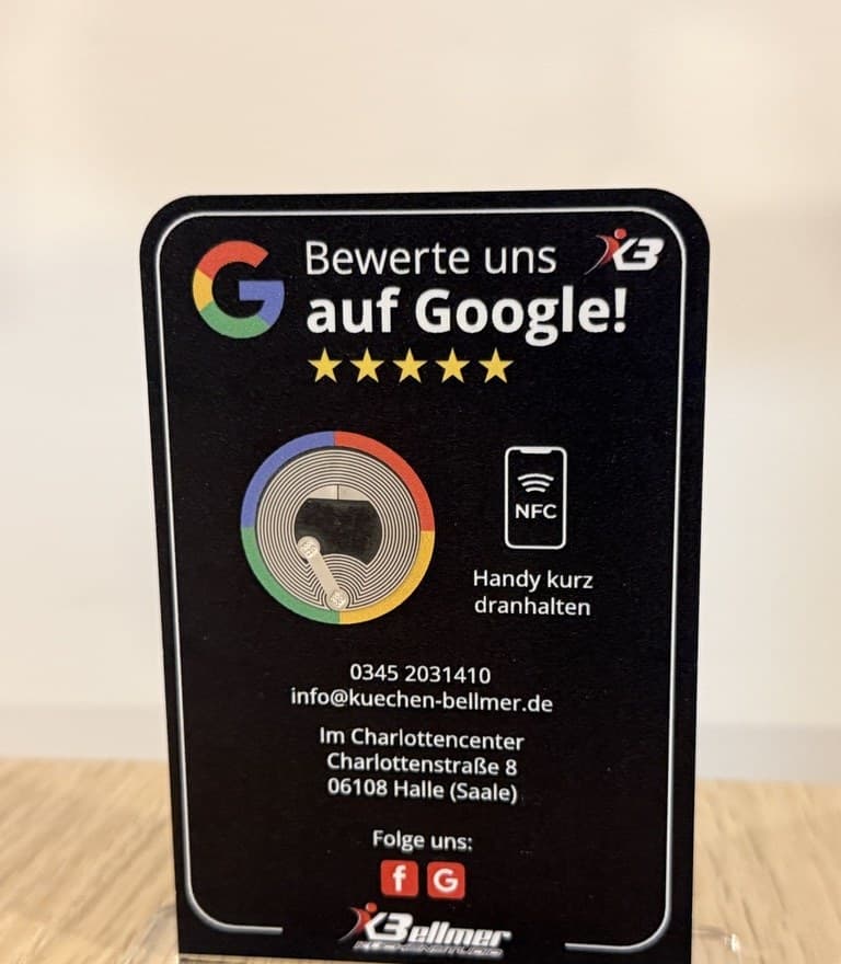 Der Aufsteller des Küchenstudios Bellmer auf dem Standfuß: Bewerte uns auf Google!, mit QR-Code, NFC, Telefon und Adresse